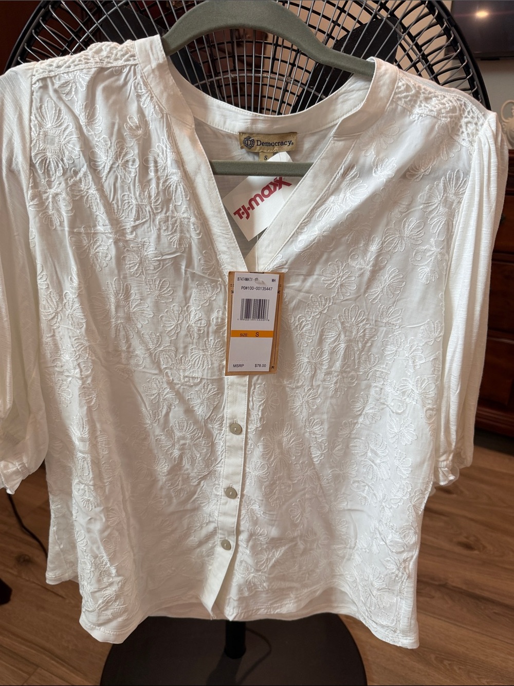 Democracy White Embroidered Button-Front V-Neck Blouse